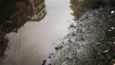 Residentes de Villa Juana piden auxilio por heces estancadas que afectan la salud de niños y envejecientes