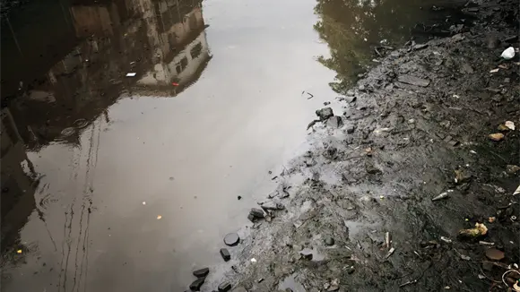 Residentes de Villa Juana piden auxilio por heces estancadas que afectan la salud de niños y envejecientes