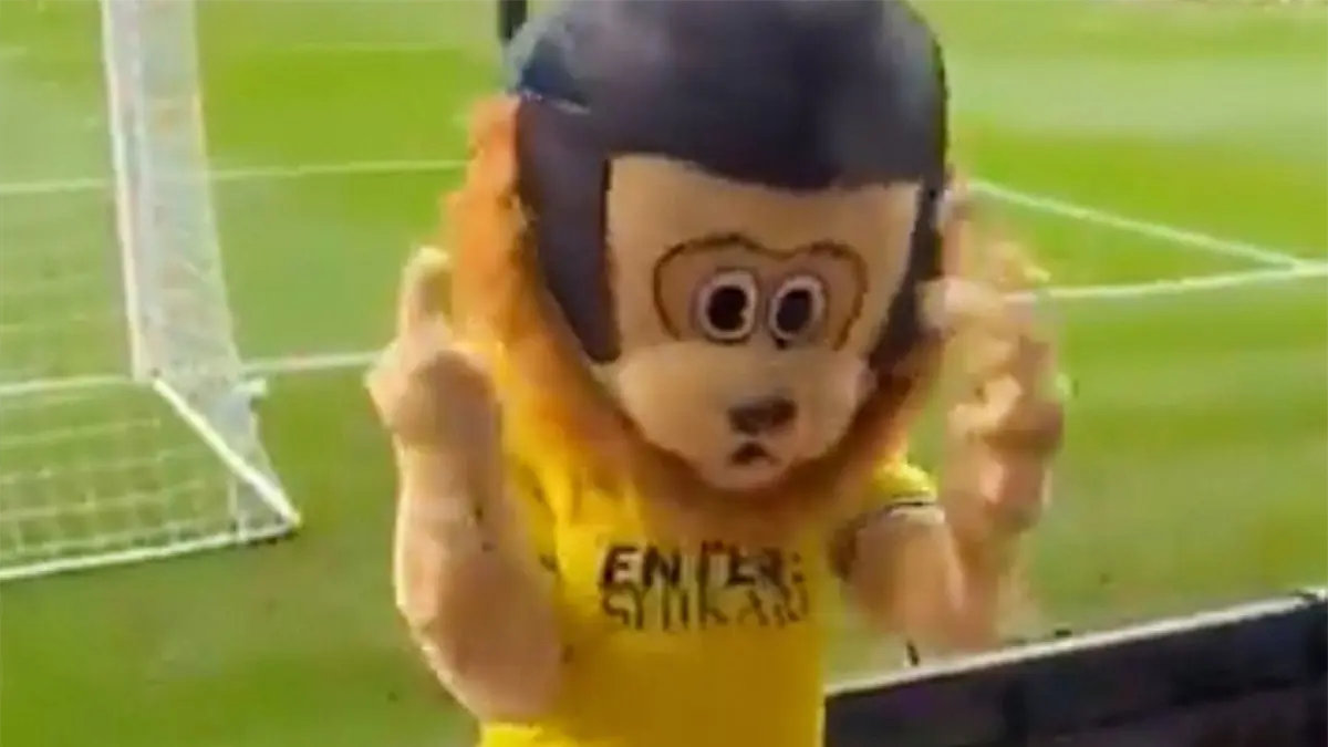Mascota se hace viral por su inusual comportamiento en un partido de fútbol