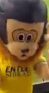 Mascota se hace viral por su inusual comportamiento en un partido de fútbol Mascota se hace viral por su inusual comportamiento en un partido de fútbol