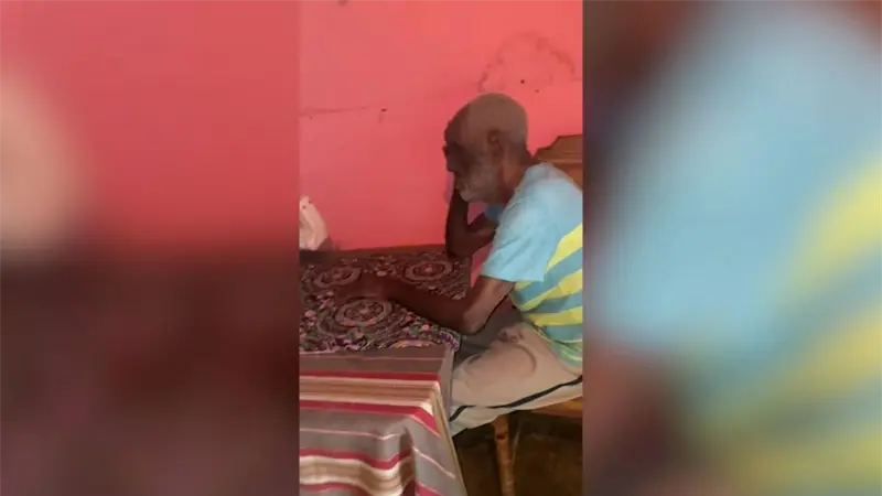 Ramón solo quiere pasar una Navidad tranquila a sus 106 años: vive entre el agua, la pobreza y el olvido