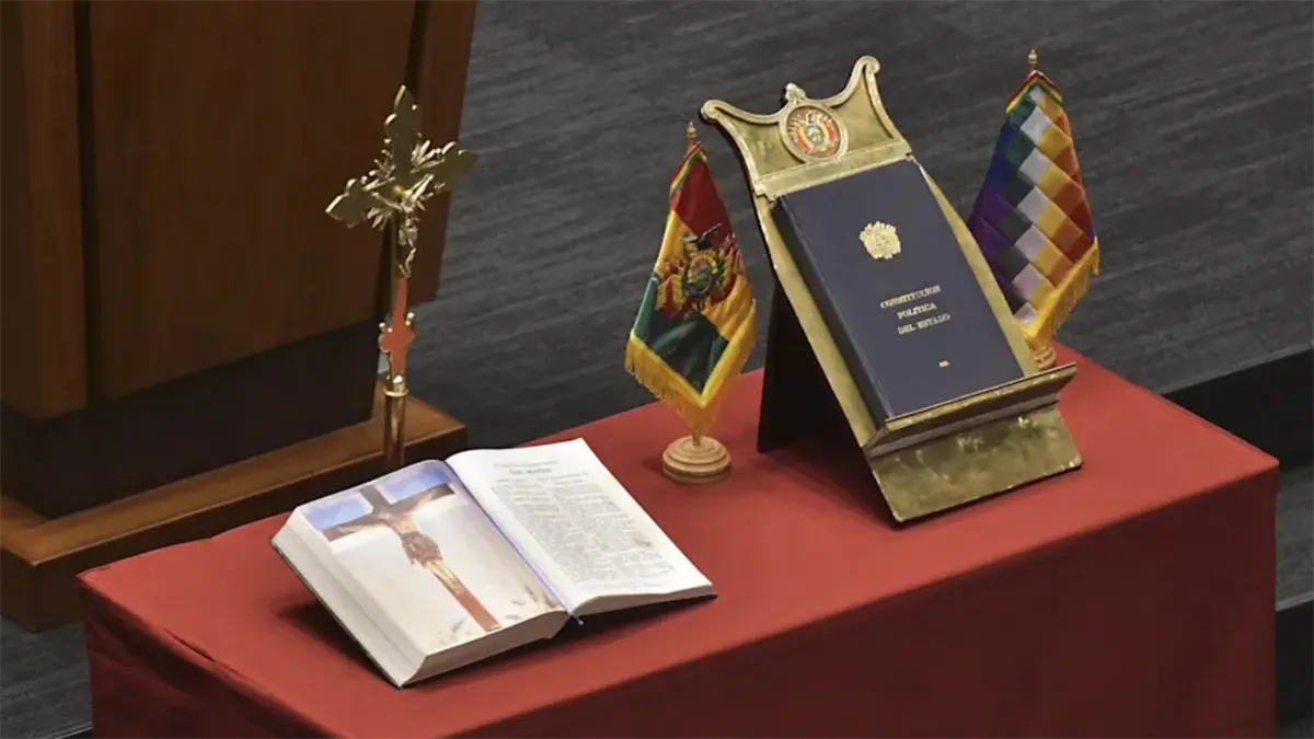 Diputados bolivianos inician nueva legislatura con la restitución de la cruz y la Biblia