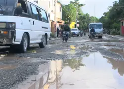 Calles llenas de lodo generan caos para vecinos y comerciantes en Santo Domingo Norte