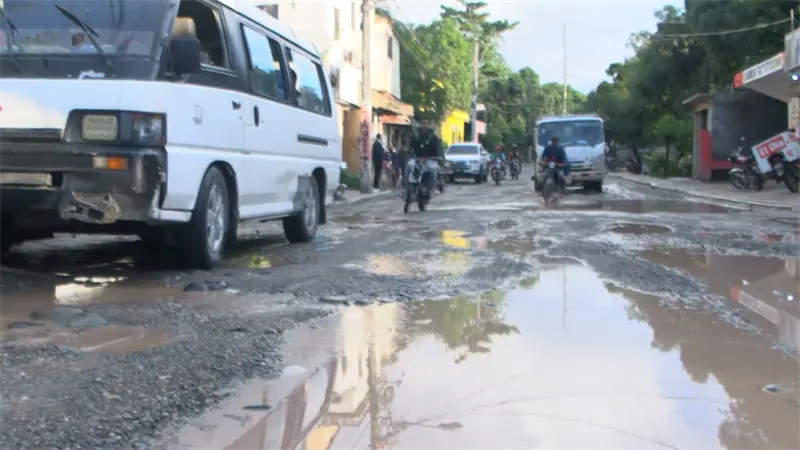 Calles llenas de lodo generan caos para vecinos y comerciantes en Santo Domingo Norte