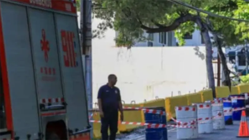 Colapsa valla y acera de obra en Gascue