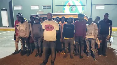 Ej&eacute;rcito detiene a conductor de minib&uacute;s que transportaba 19 haitianos indocumentados en San Juan de la Maguana