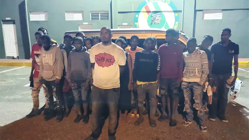 Ejército detiene a conductor de minibús que transportaba 19 haitianos indocumentados en San Juan de la Maguana