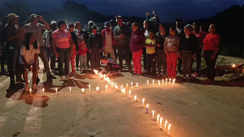 Comunidad La Culata en Constanza enciende velas para solicitar asfaltado de carretera