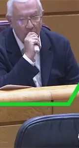 Pillan a senador de España vapeando a espaldas de la ministra de Sanidad