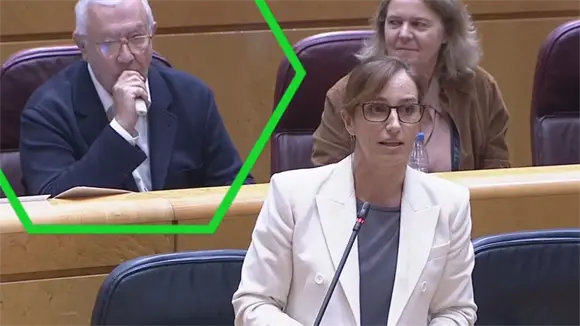 Pillan a senador de España vapeando a espaldas de la ministra de Sanidad Pillan a senador de España vapeando a espaldas de la ministra de Sanidad