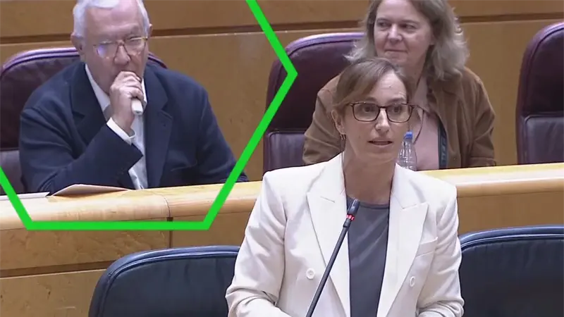 Pillan a senador de España vapeando a espaldas de la ministra de Sanidad