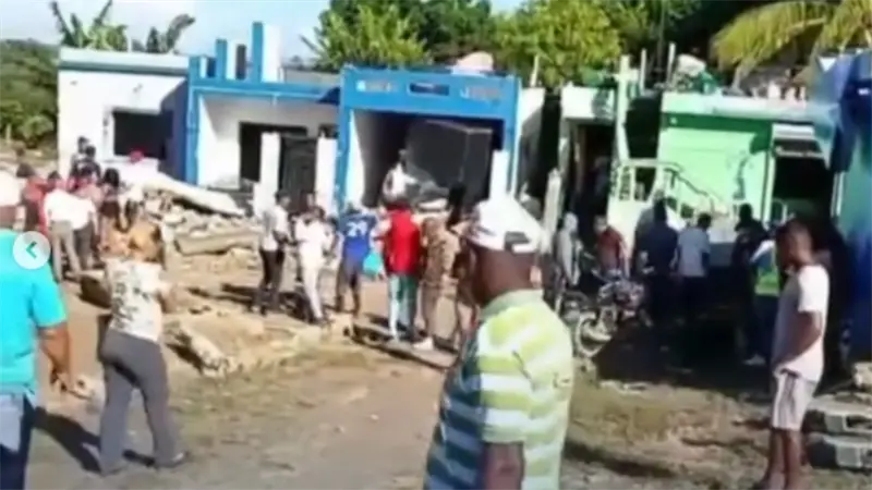 Explota tanque de INAPA en Consuelo: Al menos 10 viviendas destruidas y tres heridos