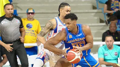 Gerardo Suero lidera triunfo del Mauricio B&aacute;ez ante San L&aacute;zaro en el inicio de la semifinal B del TBS Distrito 2025