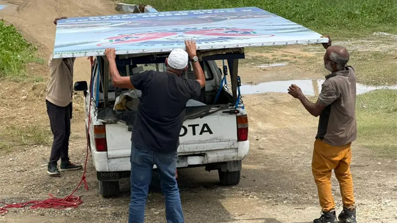 Retiran exceso de vallas publicitarias irregulares en principales carreteras del país