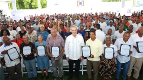 Presidente Abinader entrega 1,445 títulos de propiedad en San Cristóbal