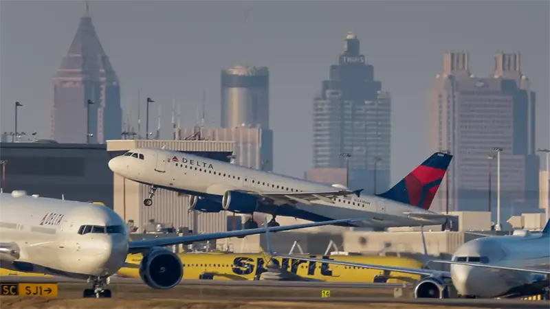 Aeropuertos en EEUU reportan retrasos a un día de la reducción del 10 % en actividad aérea