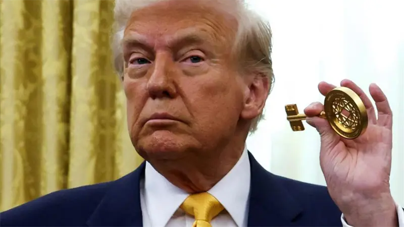 Trump añade nuevos apliques dorados y un cartel a la salida del Despacho Oval