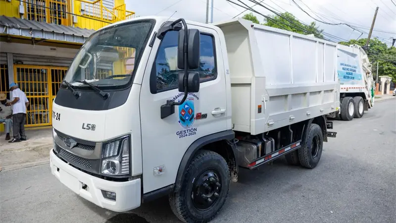 Ministro Bautista entrega camiones compactadores en La Romana y Boca Chica