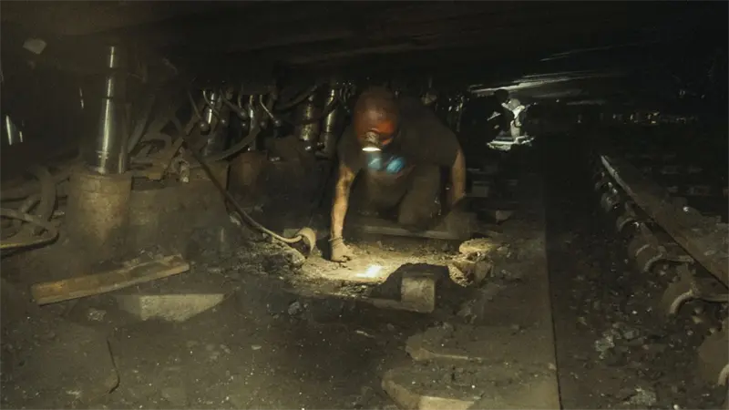 Varios ataques rusos dejan sin luz ocho minas y obligan a evacuar a casi 2,600 mineros