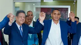 Leonel Fernández juramenta a Bernardo Arroyo en la Fuerza del Pueblo