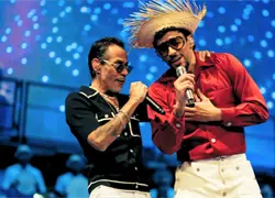 Marc Anthony aconseja a Bad Bunny antes de su gran noche en el Super Bowl LX