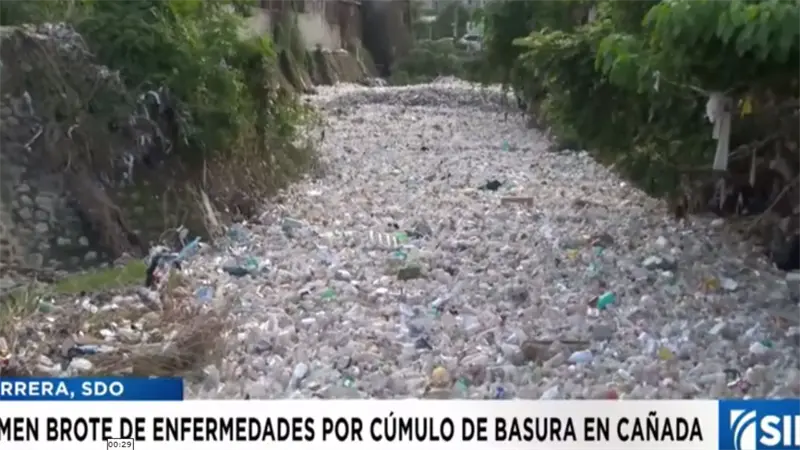Residentes de Buenos Aires de Herrera denuncian cúmulo de basura en la cañada de Guajimía