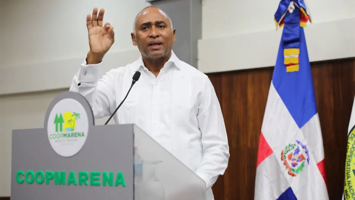 Julito Fulcar dicta conferencia sobre liderazgo y procedimiento parlamentario en cooperativas