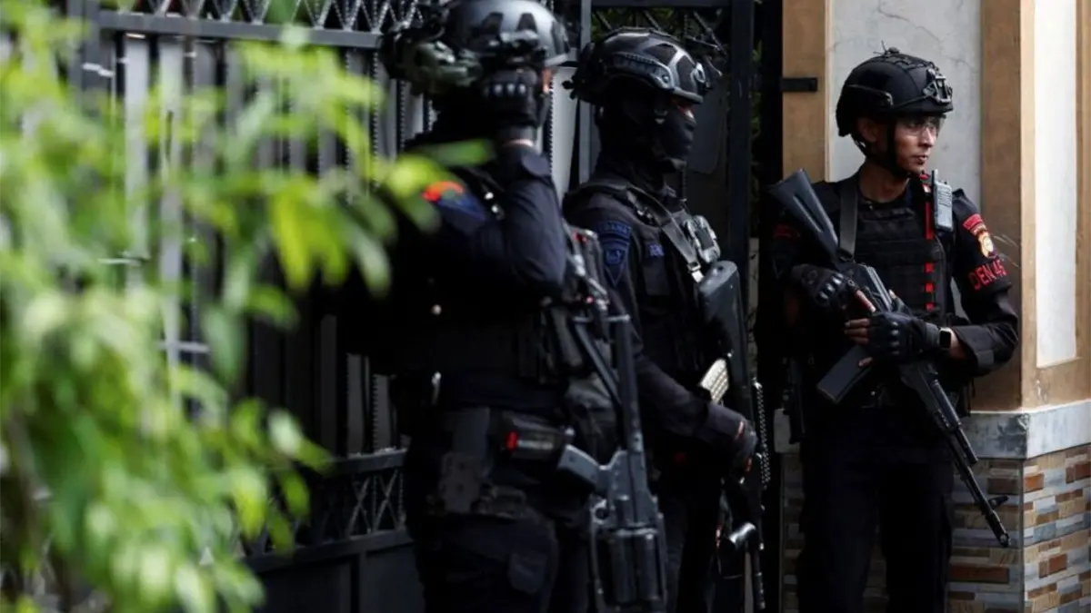 La Policía investiga a un estudiante por explosión en mezquita indonesia con 54 heridos