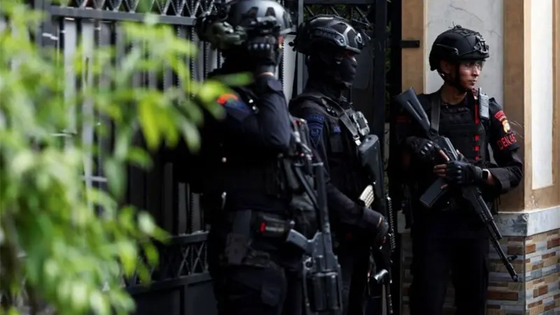 La Policía investiga a un estudiante por explosión en mezquita indonesia con 54 heridos