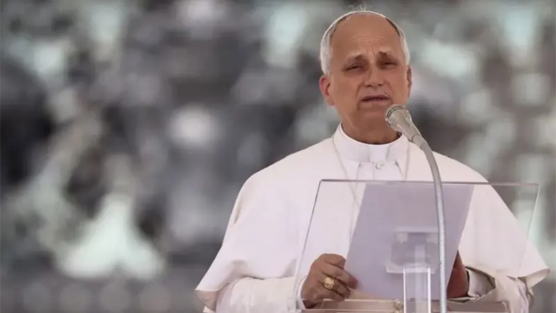 El papa alerta de que Internet es una nueva forma de dependencia entre los jóvenes