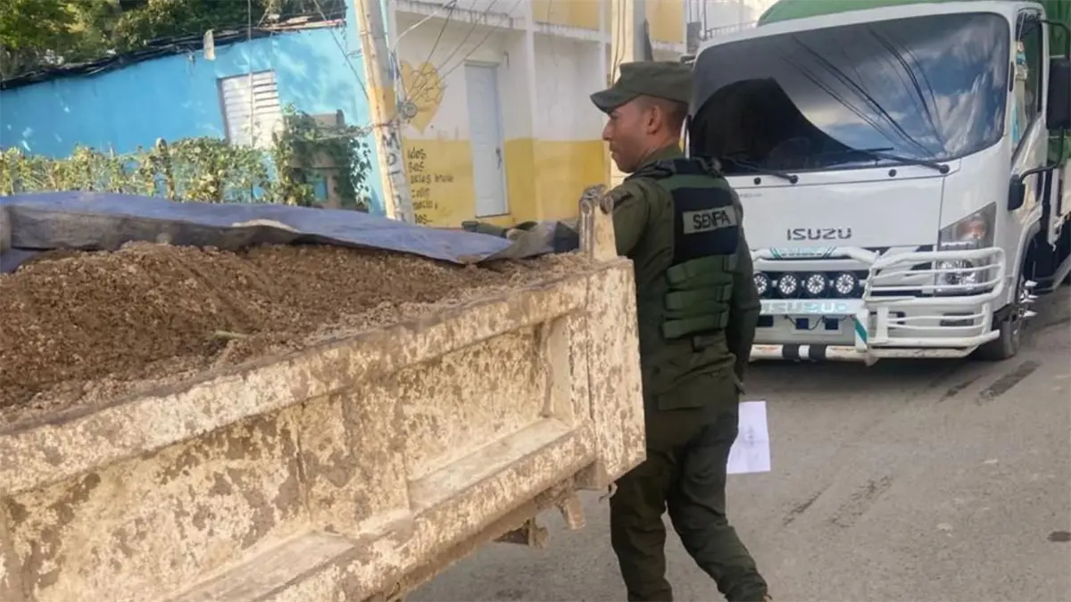Senpa detiene camión cargado de arena en Constanza