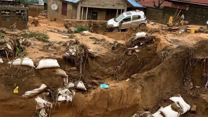 Suben a 17 los muertos por un derrumbe en una mina de oro en el este de la RD del Congo