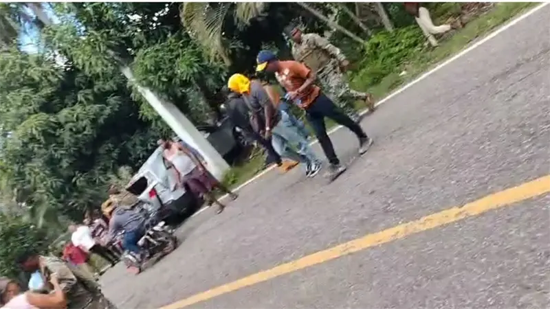 Vehículo con indocumentados haitianos se accidenta durante persecución militar en Dajabón; hay varios heridos graves