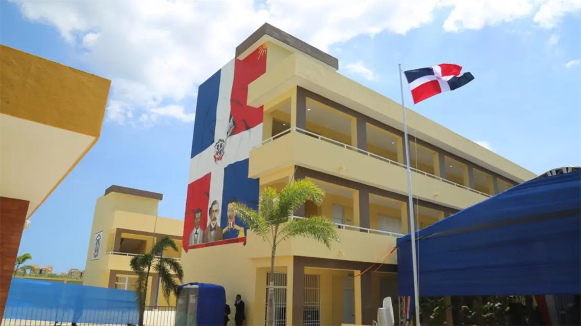 Niños y maestros claman por mejores condiciones en escuela pública Niños y maestros claman por mejores condiciones en escuela pública