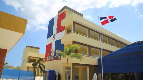 Niños y maestros claman por mejores condiciones en escuela pública