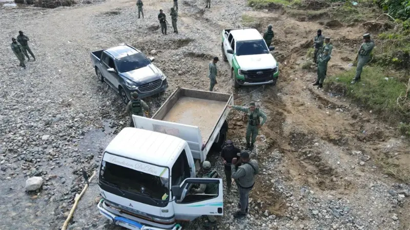 Tres camiones sorprendidos en extracción ilegal en la ribera del río Nigua, San Cristóbal