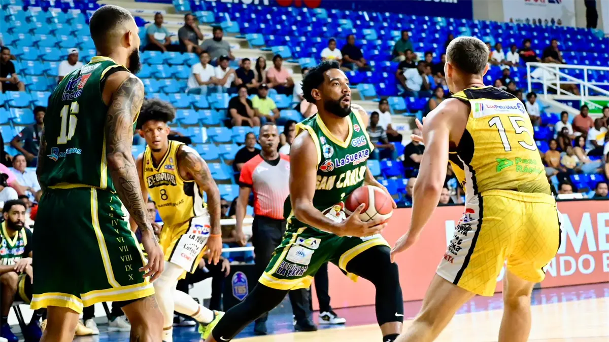 Juan Guerrero, de San Carlos, en un ataque ofensivo marcado por el defensa del Rafael Barias, James Montgomery.