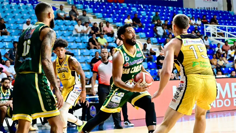 San Carlos gana tercero en línea al Rafael Barias y avanza a la serie final del TBS Distrito 2025