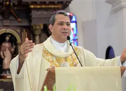 Monseñor Diplán advierte sobre la normalización de las uniones entre personas del mismo género