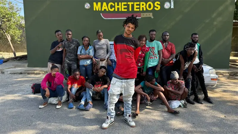 Detienen a 19 extranjeros en condición migratoria irregular en un automóvil en Laguna Salada, Valverde