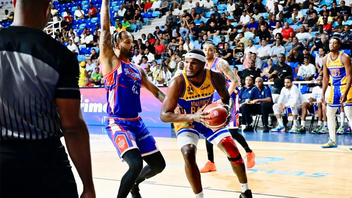 Luismal Ferreiras, del club Mauricio Báez, intenta una ofensiva sobre la defensa de Adonys Henríquez, de San Lázaro.