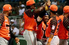 Toros muestran sus cañones y vencen a las Estrellas en el béisbol dominicano
