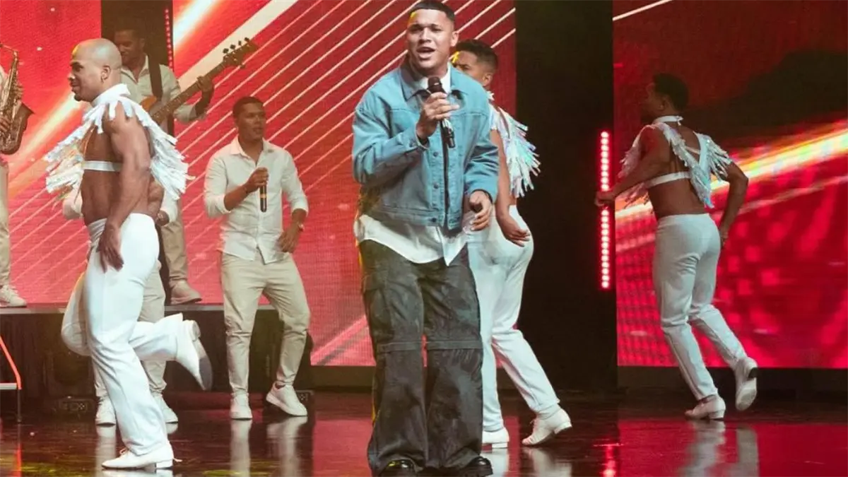 Ebenezer Guerra gana en la categoría Artista Revelación del Año en Premios Glamour 2025