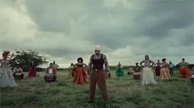 Rauw Alejandro lanza el video musical Besito en la Frente grabado con el iPhone 17 Pro