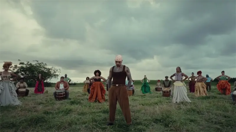 Rauw Alejandro lanza el video musical Besito en la Frente grabado con el iPhone 17 Pro