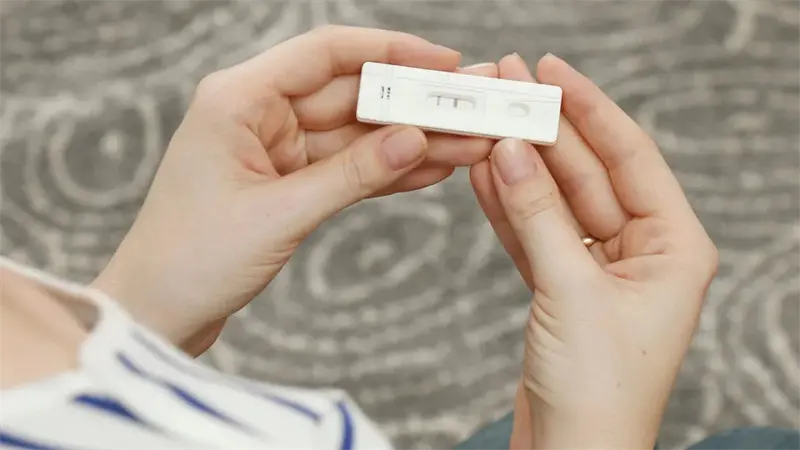 Me robó los años de maternidad: mujer pretende que su expareja la indemnice por haberla dejado