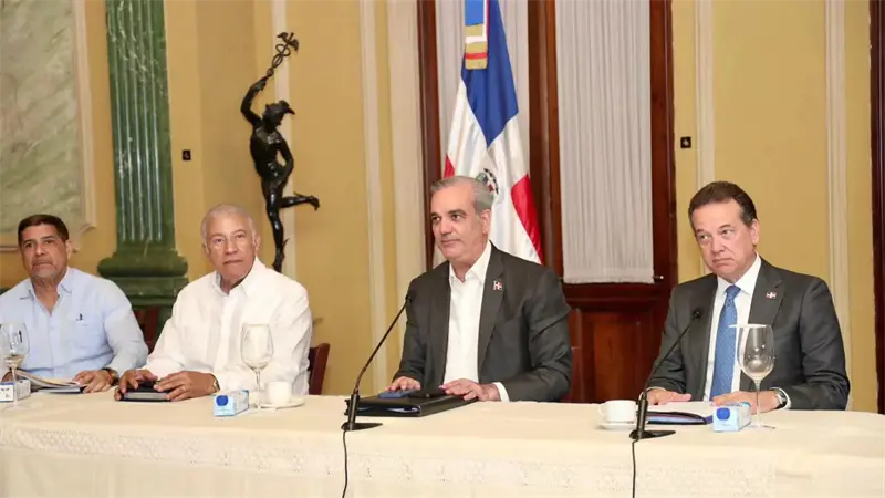 Presidente Abinader impulsa acciones para garantizar abastecimiento y estabilidad de precios durante la temporada navideña en todo el país