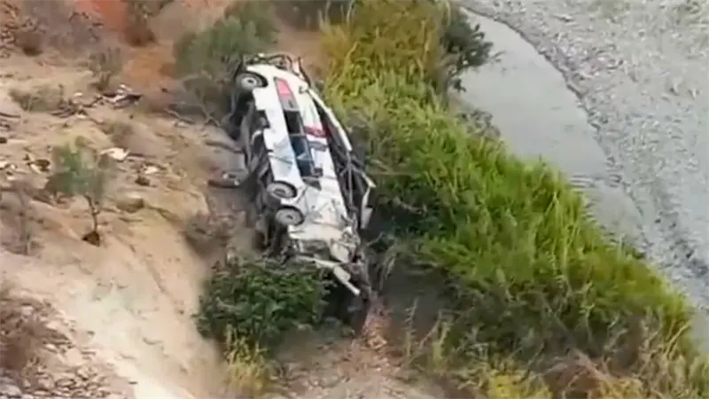 Al menos 37 personas muertas tras la caída de un autobús a un abismo en el sur de Perú