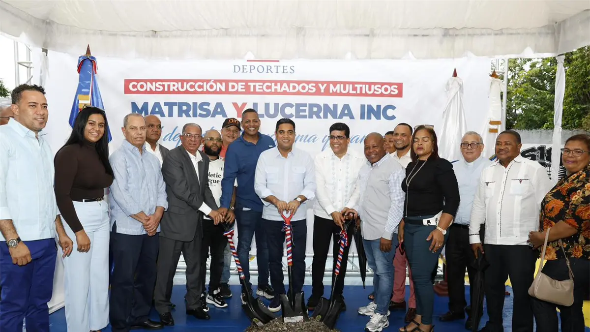 Ministro Kelvin Cruz inicia construcción de 11 techados multiusos en SDE con inversión de 300 millones