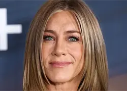 Jennifer Aniston causa sorpresa al afirmar que creció sin dinero pese a ser hija de actores famosos